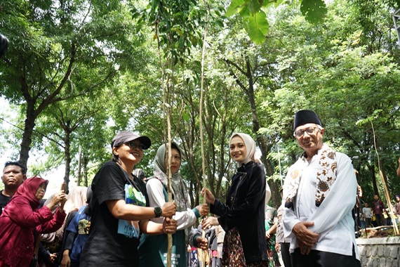 Photo of Peringati Hari Bumi,  Mbak Vinanda Tanam Pohon di Kawasan Wisata Goa Selomangleng