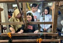 Photo of Ajak Cast Film Cocote Tonggo Kunjungi Kampung Tenun Ikat Bandar Kidul, Mbak Wali : Semoga Menginspirasi