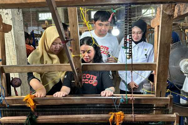 Photo of Ajak Cast Film Cocote Tonggo Kunjungi Kampung Tenun Ikat Bandar Kidul, Mbak Wali : Semoga Menginspirasi