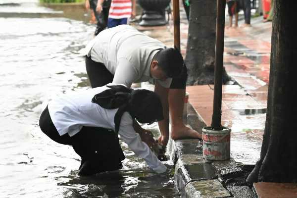 Photo of Temukan Sampah Kain Sumbat Saluran Air Kota Kediri Saat Pantau Banjir, Mbak Vinanda Gercep Turun Tangan