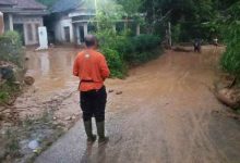 Photo of Banjir – Tanah Longsor Terjang Wilayah Mojo, Lansia Hilang Terseret Arus, Jalan Putus dan Rumah Roboh