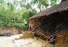 Photo of Banjir – Longsor Mojo, Anang Kehilangan Kerabat, Dapur dan 11 Kambing