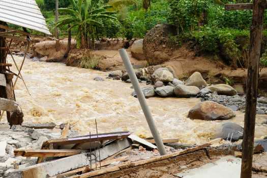 Photo of Pencarian Lansia Hilang Korban Banjir Mojo Terkendala Arus dan Kontur Sungai