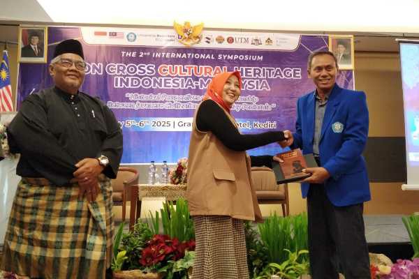 Photo of Simposium Internasional UNP Kediri, Koneksikan Pelestarian Budaya Lintas Negara Indonesia – Malaysia