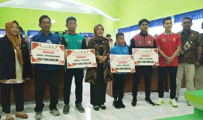 Photo of Pemkab Kediri Salurkan BERANI Bagi Puluhan Atlet Berprestasi