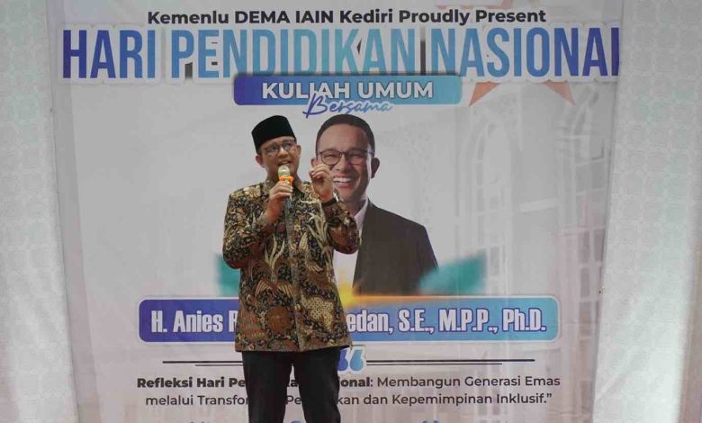 Photo of Peringati Hardiknas, Anies Baswedan Beri Motivasi Ribuan Mahasiswa di Kediri