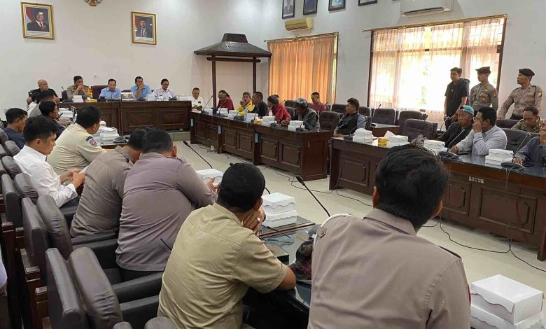 Photo of Warga Manggis Kediri Geruduk Kantor Pemkab Tuntut Hak Kelola Lahan, Ini Hasil Audiensinya