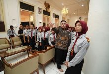 Photo of Mas Dhito Beri Kado Hardiknas Pada Siswa SMA Boarding School Menginap Di Rumdin Bupati, Ini Balasan Dari Siswa