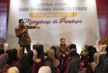 Photo of Didampingi Mas Dhito, Anies Baswedan Sapa Siswa SMA Dharma Wanita Boarding School