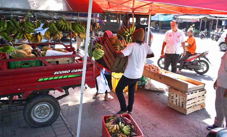 Photo of Langgar Aturan Berjualan, Belasan Pedagang di Kawasan SLG Ditertibkan Petugas