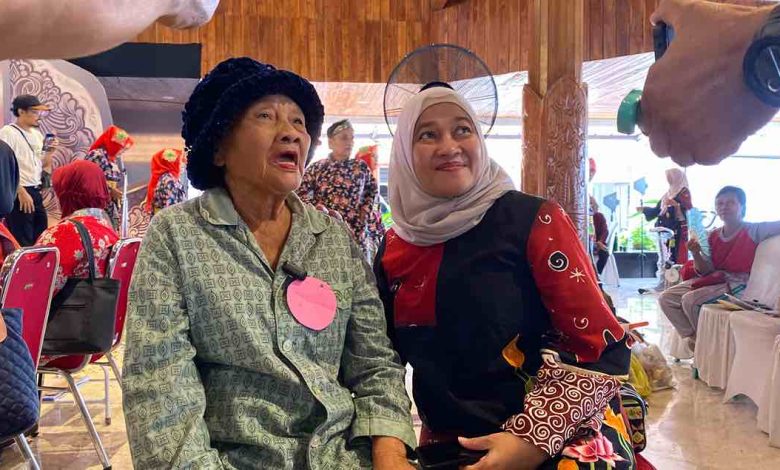 Photo of Kisah Inspiratif dari Festival Lansia di Kediri, Peserta Tertua Berusia Lebih dari Satu Abad