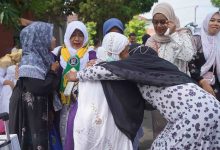 Photo of Kedatangan Jamaah Haji Kloter Tiga di Kabupaten Kediri Disambut Haru Keluarga