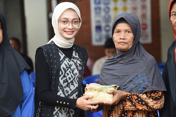 Photo of Daging Kurban Terbungkus Besek – Daun Jati, Upaya Mbak Wali Jaga Kelestarian Lingkungan