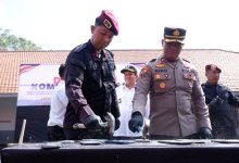 Photo of Nekat Diselundupkan ke Lapas Kediri, Ratusan HP Berakhir Dihancurkan Dengan Palu