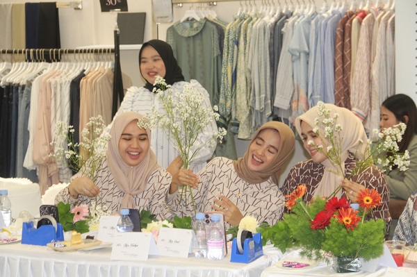 Photo of Mulai Edukasi Investasi Sampai Floristry, Aleza Woman Kediri Padukan Fashion dan Empowerment