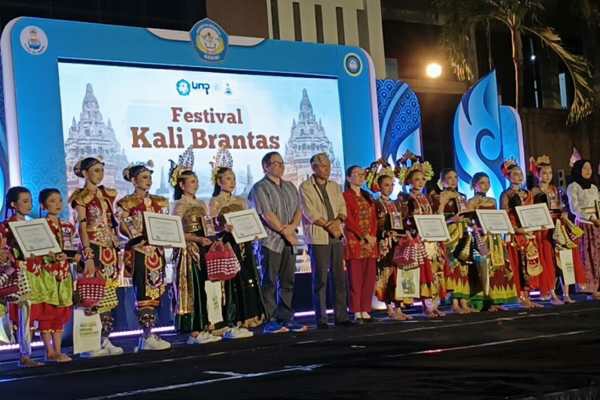 Photo of Untuk Kali Ke Empat UNP Kediri Gelar Festival Kali Brantas Diikuti 260 Penari