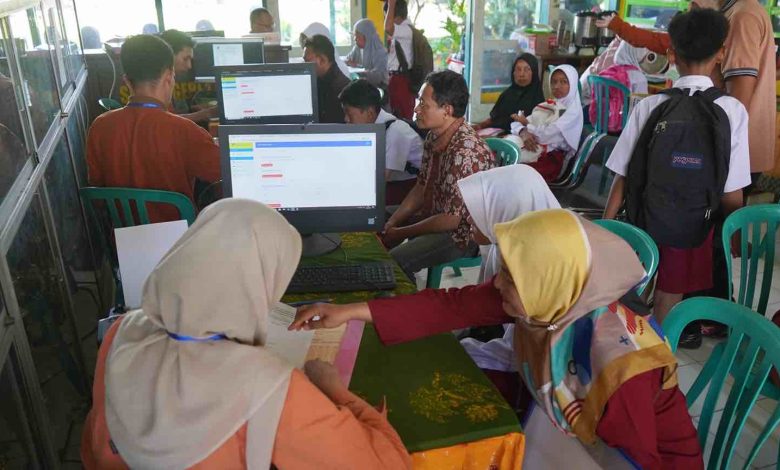 Photo of Ribuan Siswa Berjuang Rebut Kursi di SPMB SMP Tahap Kedua Kabupaten Kediri