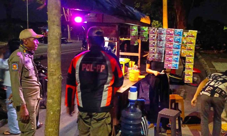 Photo of Patroli di Kawasan SLG, Satpol PP Amankan Pramusaji Angkringan di Bawah Umur