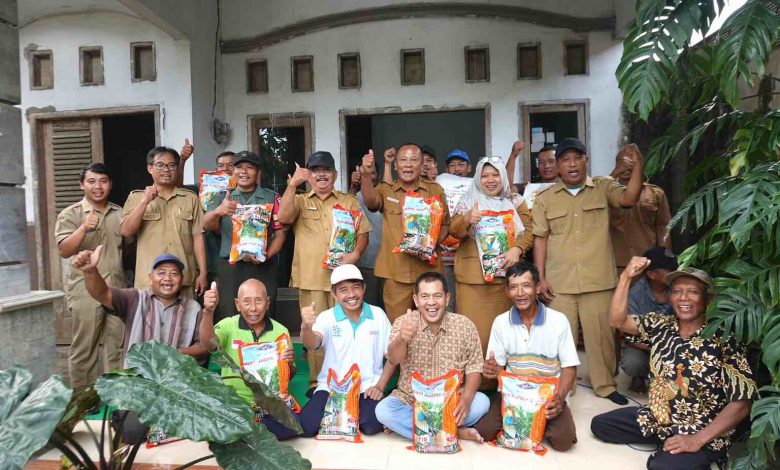 Photo of Respon Cepat Ringankan Beban Petani, Mas Dhito Dropping Ribuan Kilogram Benih Jagung dan Padi