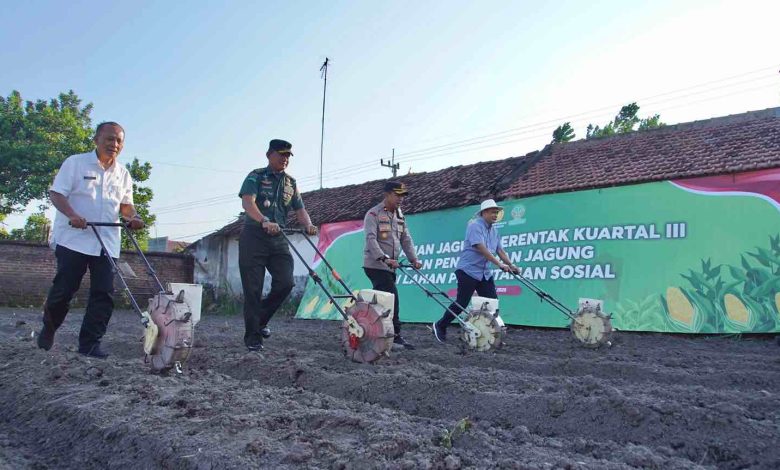 Photo of Dukung Swasembada Pangan, Pemkab Kediri Jamin Ketersediaan Sarana Produksi Pertanian
