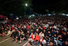 Photo of Takbir Warga Kediri Iringi Kemenangan Timnas Indonesia saat Nobar yang Digelar Mas Dhito