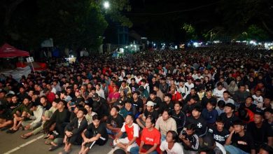 Photo of Takbir Warga Kediri Iringi Kemenangan Timnas Indonesia saat Nobar yang Digelar Mas Dhito