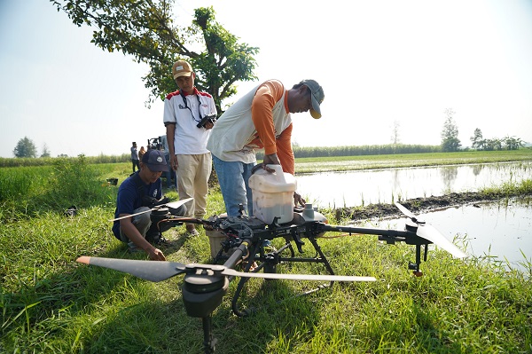 Photo of Respon Cepat Mas Dhito Tangani Lahan Padi Terendam Banjir di Purwoasri