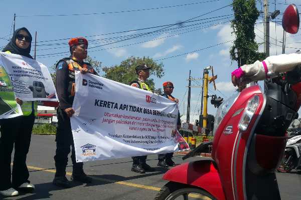 Photo of KAI Daop 7 Madiun Ajak Masyarakat “Merdeka dan Selamat” Saat Lewati Perlintasan