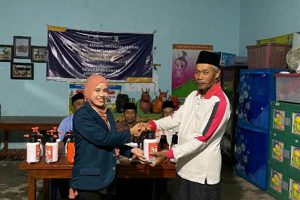 Photo of Eco-Sanita, Desinfektan Probiotik Ramah Lingkungan Karya Mahasiswa PSDKU UB Kediri Untuk Desa Karanganyar