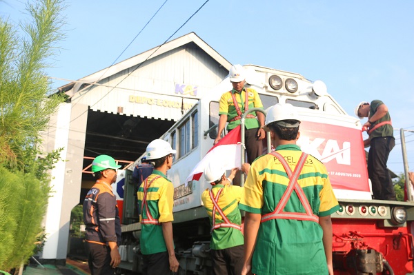 Photo of Kemeriahan HUT ke-80 RI di Stasiun dan di Atas Kereta Api