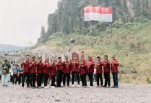 Photo of Momen HUT RI ke 80, KONI Kabupaten Kediri Kibarkan Merah Putih Raksasa di Gunung Kelud