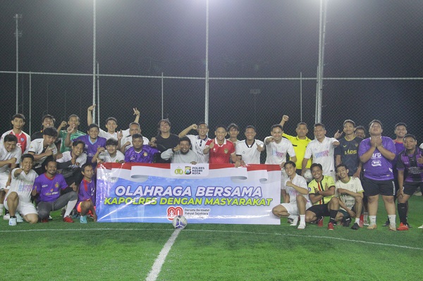 Photo of Sambut HUT RI ke 80, Polres Kediri Kota dan Suporter Persik Rajut Kebersamaan Lewat Fun Soccer