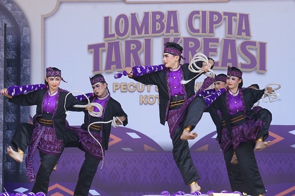 Photo of Buka Lomba Pecut Samandiman, Gus Qowim: Budaya Patut Dikembangkan