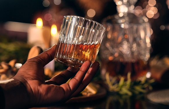 Photo of 3 Wanita Pemandu Lagu Dilarikan ke RS Usai Temani Tamu Minum Miras, 1 Tewas – 2 Dirawat Intensif