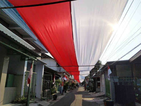 Photo of Merah Putih Sepanjang 480 Meter Hiasi Gang di Kota Kediri, Sambut Hari Kemerdekaan