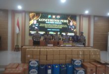 Photo of Gudang Miras Ilegal Digerebek, Polres Kediri Temukan Ribuan Botol Arak Bali