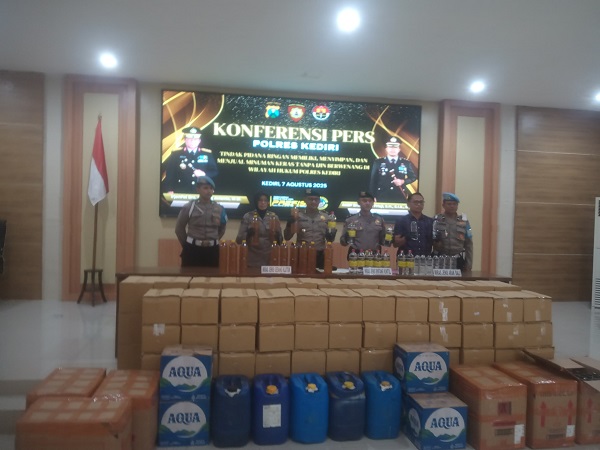Photo of Gudang Miras Ilegal Digerebek, Polres Kediri Temukan Ribuan Botol Arak Bali