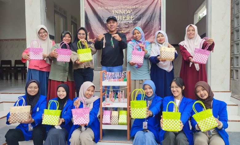 Photo of Mahasiswa UNP Kediri Bikin Gebrakan! Desa Manggis Disulap Jadi Desa Cerdas dengan Konsep 8 Pojok