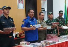 Photo of Gempur Rokok Ilegal, Satpol PP Kediri Sita 556 Bungkus dari Toko Kelontong