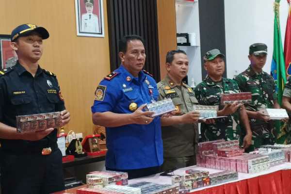 Photo of Gempur Rokok Ilegal, Satpol PP Kediri Sita 556 Bungkus dari Toko Kelontong