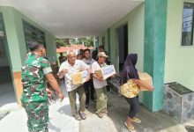 Photo of Bakti Sosial HUT TNI ke 80, Koramil 0809/02 Pesantren Berbagi Puluhan Paket Sembako