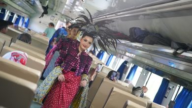 Photo of Rayakan Hari Batik Nasional , KAI Daop 7 Madiun Helat Fashion Show di KA dan Stasiun