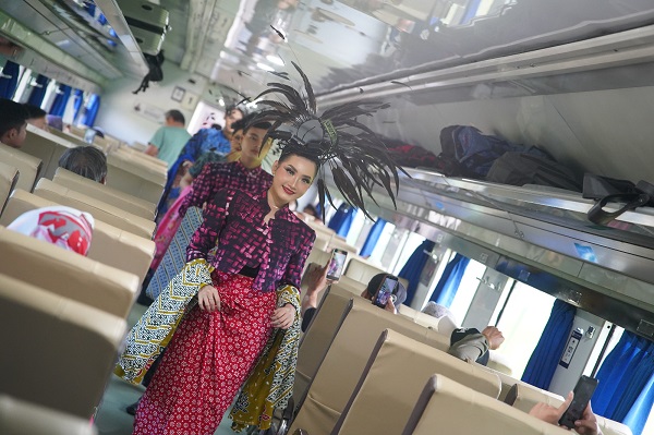 Photo of Rayakan Hari Batik Nasional , KAI Daop 7 Madiun Helat Fashion Show di KA dan Stasiun