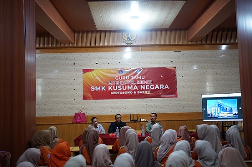 Photo of School Visit ke SMK Kusuma Negara 2 Kertosono, Favehotel Kediri Perkuat Komitmen Dukung Pendidikan