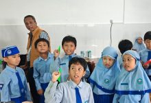 Photo of Hari Guru Nasional, Legislator Golkar Kota Kediri Turun Mengajar di SD Plus Rahmat