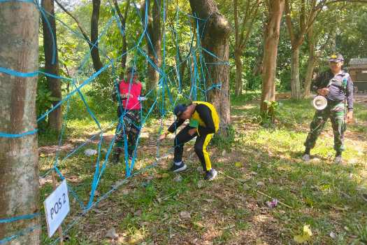 Photo of Perkuat Karakter Siswa, MTs Miftahul Ulum Kota Kediri Gelar Outbound Bersama Koramil Pesantren
