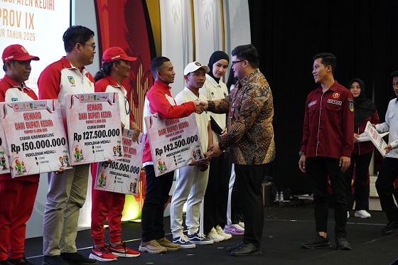 Photo of Mas Dhito Apresiasi Prestasi Atlet Kediri, Total Reward Rp2,4 Miliar Dibagikan