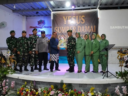 Photo of Koramil Pesantren Kediri Sambangi Gereja, Berbagi Sekaligus Jaga Silahturahmi di Momen Nataru