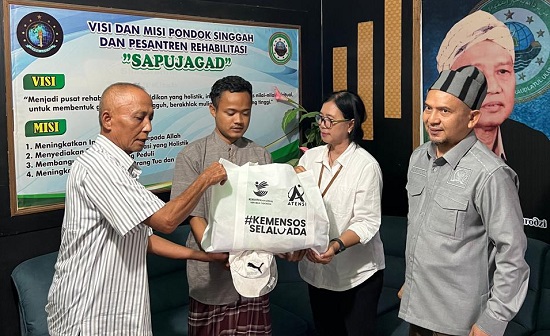 Photo of Gus An’im Salurkan Bantuan Kemensos ke Pondok Sapu Jagad Kediri