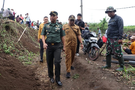 Photo of Dandim 0809/Kediri Tinjau Pembangunan Jembatan Gantung Garuda di Timur Kediri